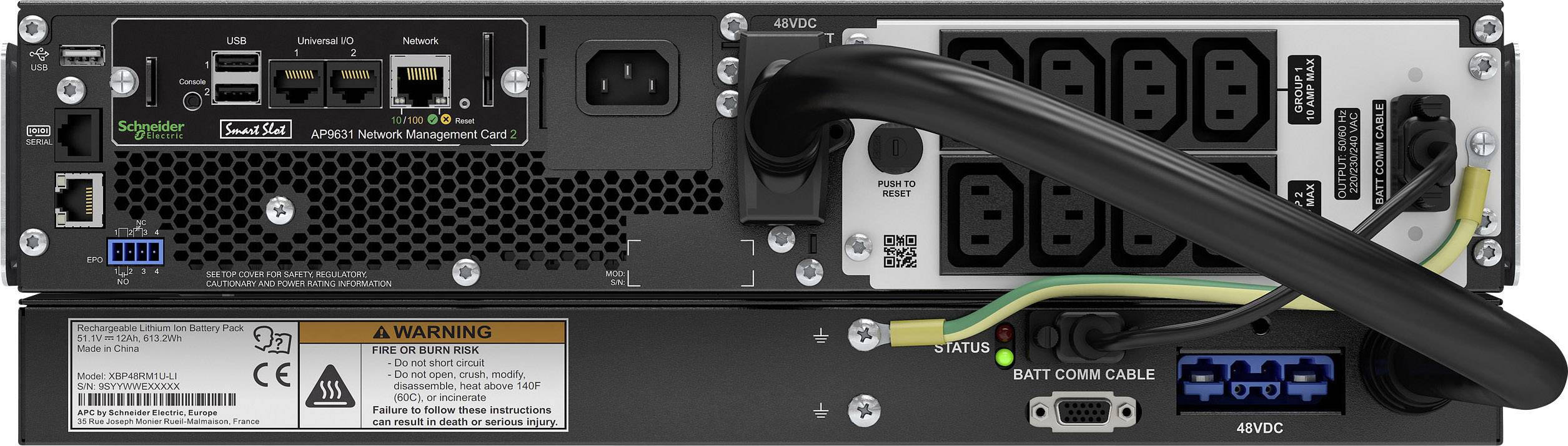 Face arrière d'un appareil de gestion de réseau avec plusieurs ports, logements et avertissements, incluant des connexions réseau et batterie.