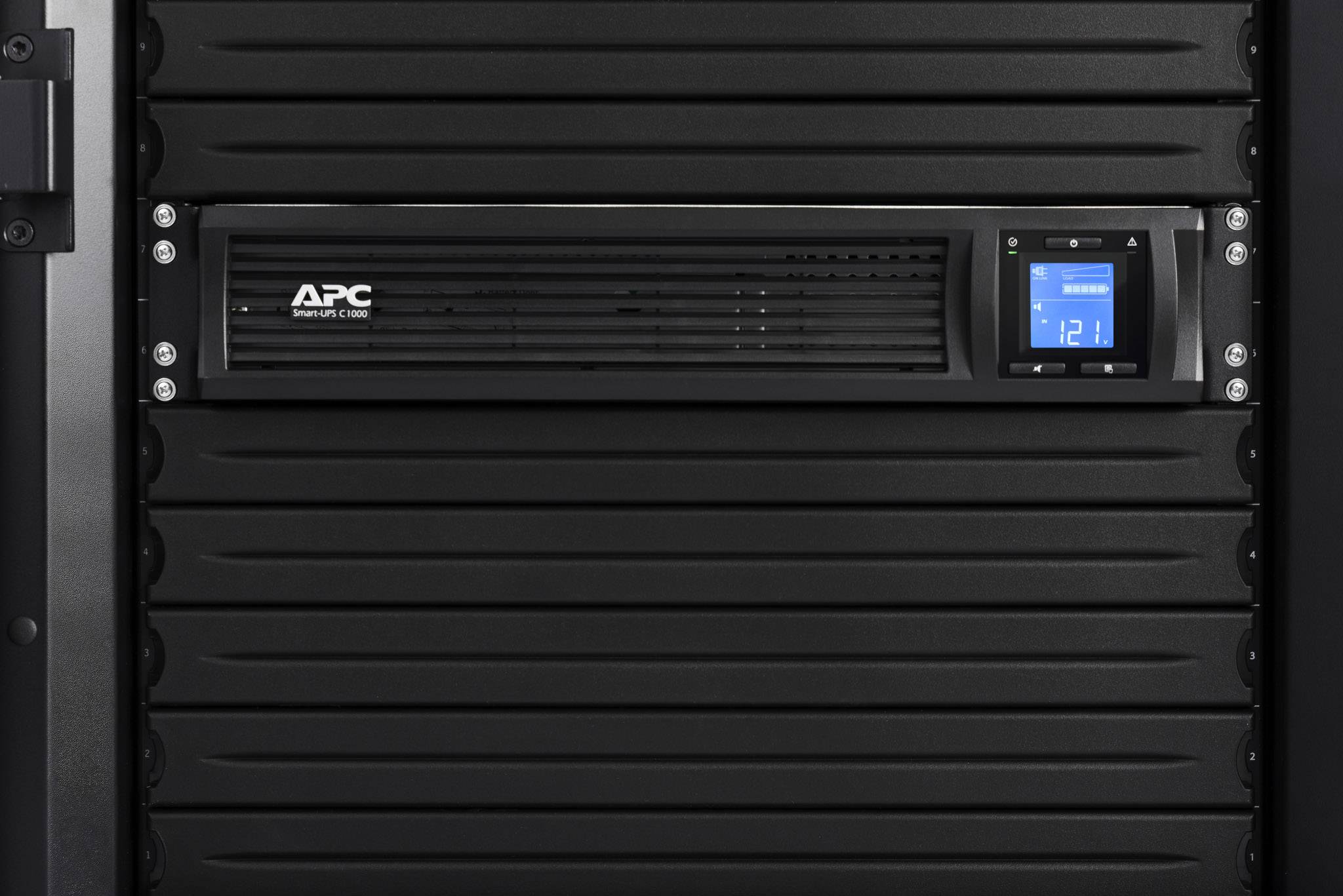 Une armoire serveur noire avec une alimentation APC et un affichage numérique indiquant '12.1'.