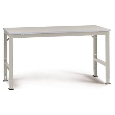 Une table de travail rectangulaire et ajustable en métal avec un plateau lisse et clair. Adaptée pour les ateliers ou les bureaux.