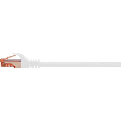 Un câble Ethernet blanc avec un connecteur RJ45 orange pointe de gauche à droite. Le câble est lisse et intact.