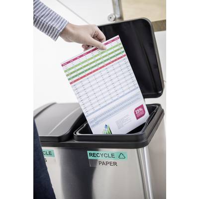 Une personne jette un document dans une poubelle de recyclage du papier. La poubelle est marquée d'un symbole de recyclage et de l'inscription « Recyclage papier ».