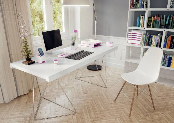 Bureau moderne avec ordinateur, chaise et bibliothèque en arrière-plan. Environnement lumineux et organisé avec un accent végétal sur la table.