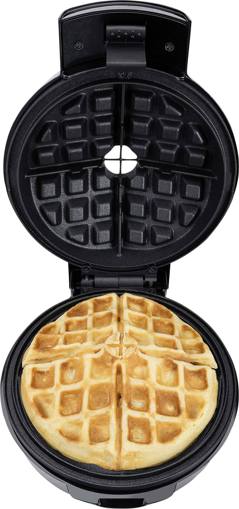 Un gaufrier ouvert contenant une gaufre dorée et croustillante, divisée en quatre sections.