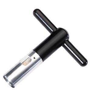 Un outil de bougie d'allumage en argent et noir avec poignée en T, utilisé pour retirer les bougies d'allumage des moteurs.
