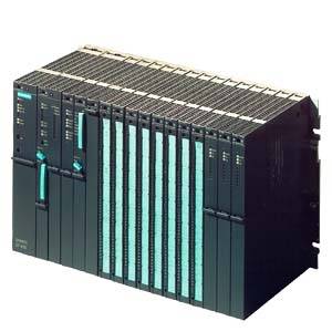 Un contrôleur industriel électronique doté de plusieurs emplacements modulaires pouvant être utilisés pour l'automatisation industrielle.