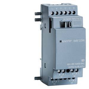 Appareil électrique gris-bleu, probablement un relais de commande, avec des connexions et des étiquettes pour une utilisation industrielle.