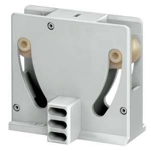 Un support de composant blanc, rectangulaire, doté de trois trous sur sa face inférieure et de deux ouvertures latérales.