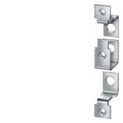 Trois clips métalliques argentés placés verticalement les uns au-dessus des autres, avec des angles et des formes différents.