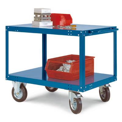 'Chariot d'atelier bleu à quatre roues, deux niveaux. En haut : boîte à outils rouge, pièces métalliques, tournevis. En bas : caisse rouge avec des vis.'