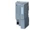 Un dispositif de commande industriel gris avec connexion Ethernet, fentes de ventilation en haut et informations du fabricant sur le côté.