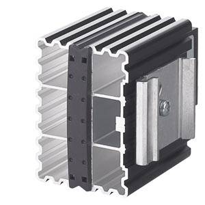Un profilé carré en aluminium avec des joints en caoutchouc noir et un chariot métallique au centre, souvent utilisé pour des applications industrielles.