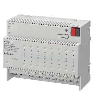 Un module actionneur de commutation Siemens KNX blanc avec plusieurs bornes de connexion et des étiquettes pour différents canaux de commutation.