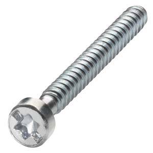 Une vis de machine en argent à tête cruciforme repose sur un fond blanc. Elle possède un filetage régulier et reflète la lumière.