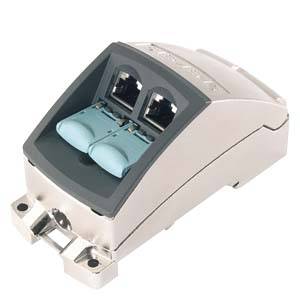 Un dispositif rectangulaire en métal avec deux ports sur sa surface supérieure. Adapté pour connecter des câbles ou des équipements réseau.