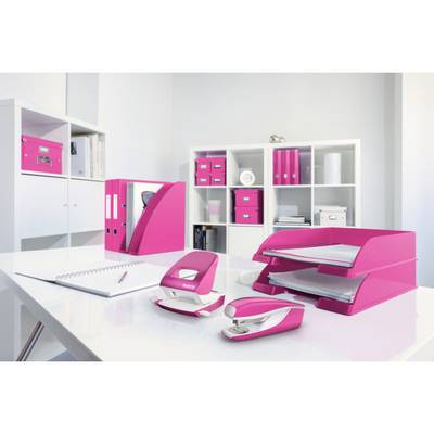 Bureau moderne aménagé avec des meubles blancs, des articles d'accentuation roses comme des classeurs et des agrafeuses, un ordinateur portable sur la table.