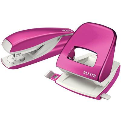 Machine à perforer et perforateur de la marque Leitz en magenta, posés côte à côte, tous deux avec un design élégant et ouverts, sur un fond clair.