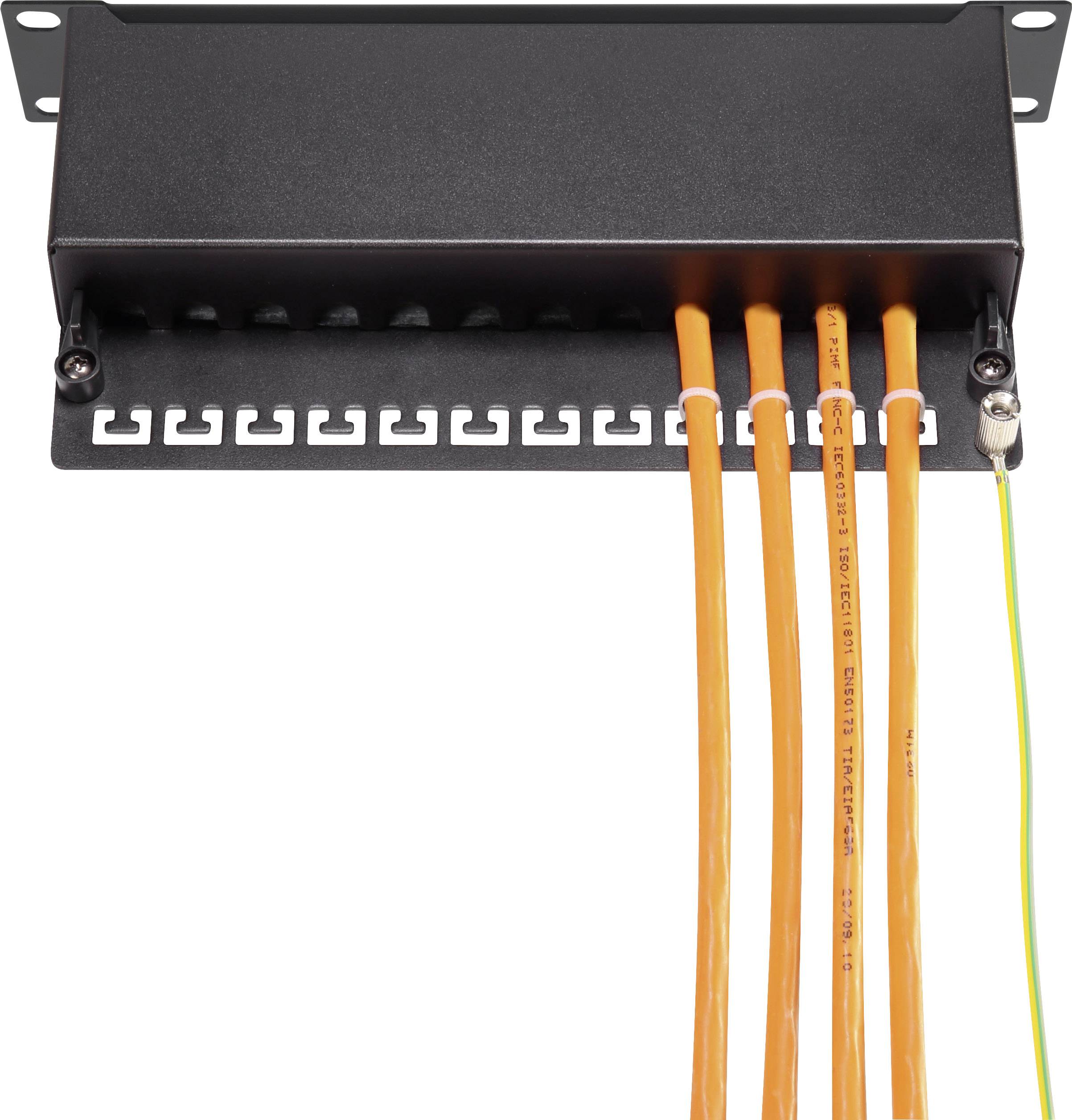 Câbles à fibre optique orange enfermés dans un répartiteur à fibre optique noir. Un câble de terre vert à gauche.
