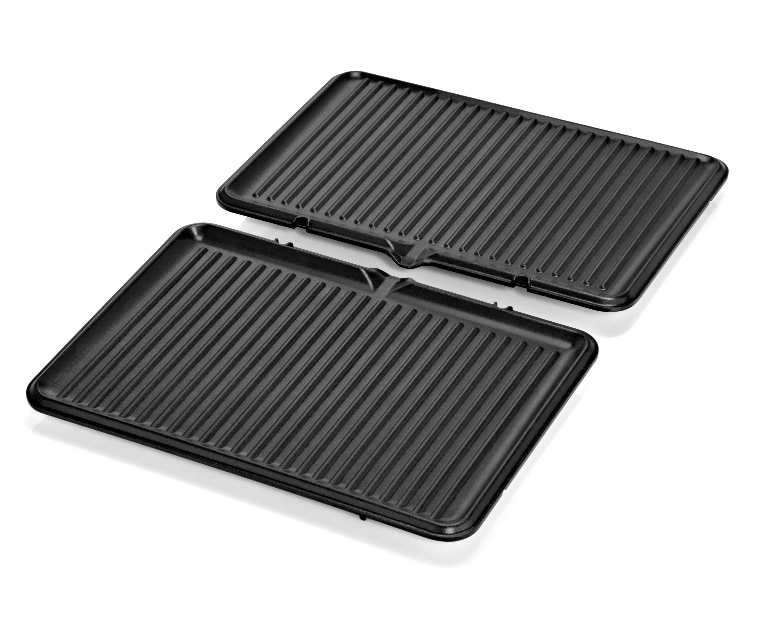 Deux plaques de grill noires striées, disposées à plat sur un fond blanc. Elles sont adaptées pour griller uniformément.
