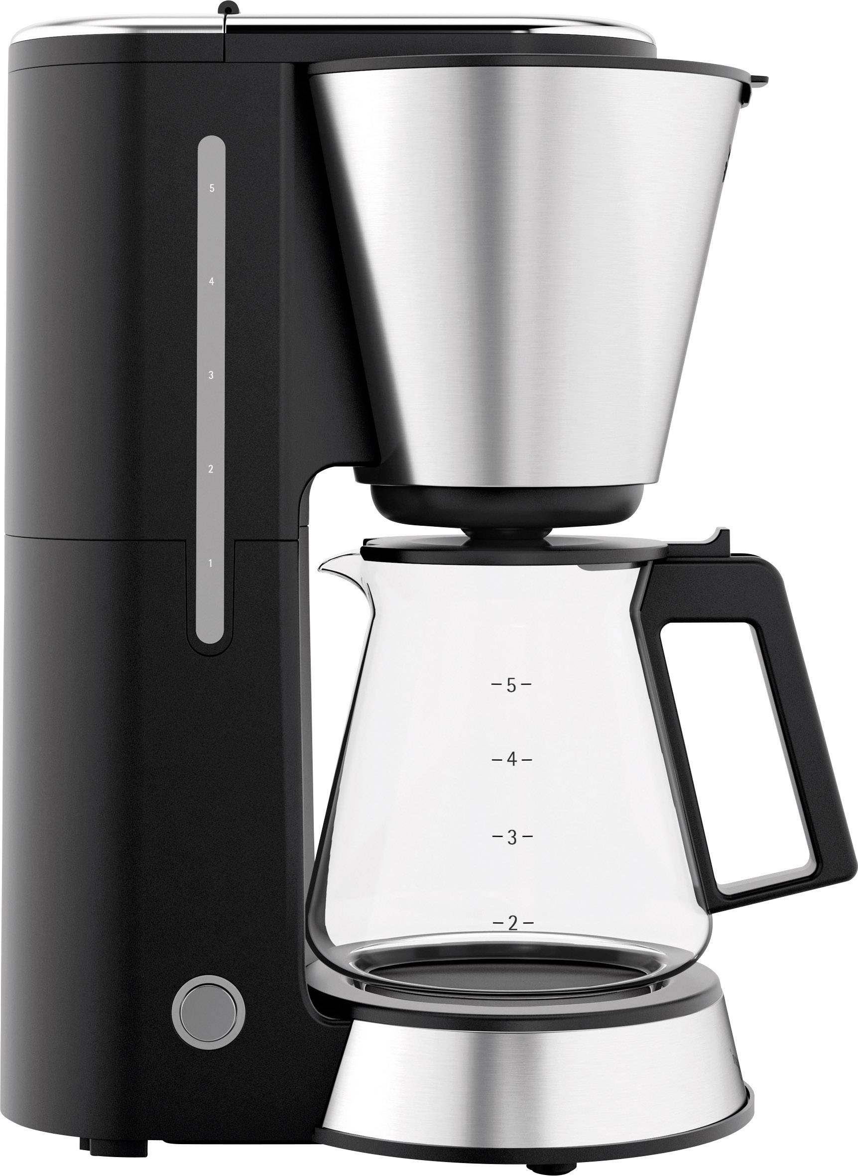 Une machine à café filtre noire avec une carafe en verre et des accents argentés. Des graduations sur la carafe indiquent le niveau de remplissage.
