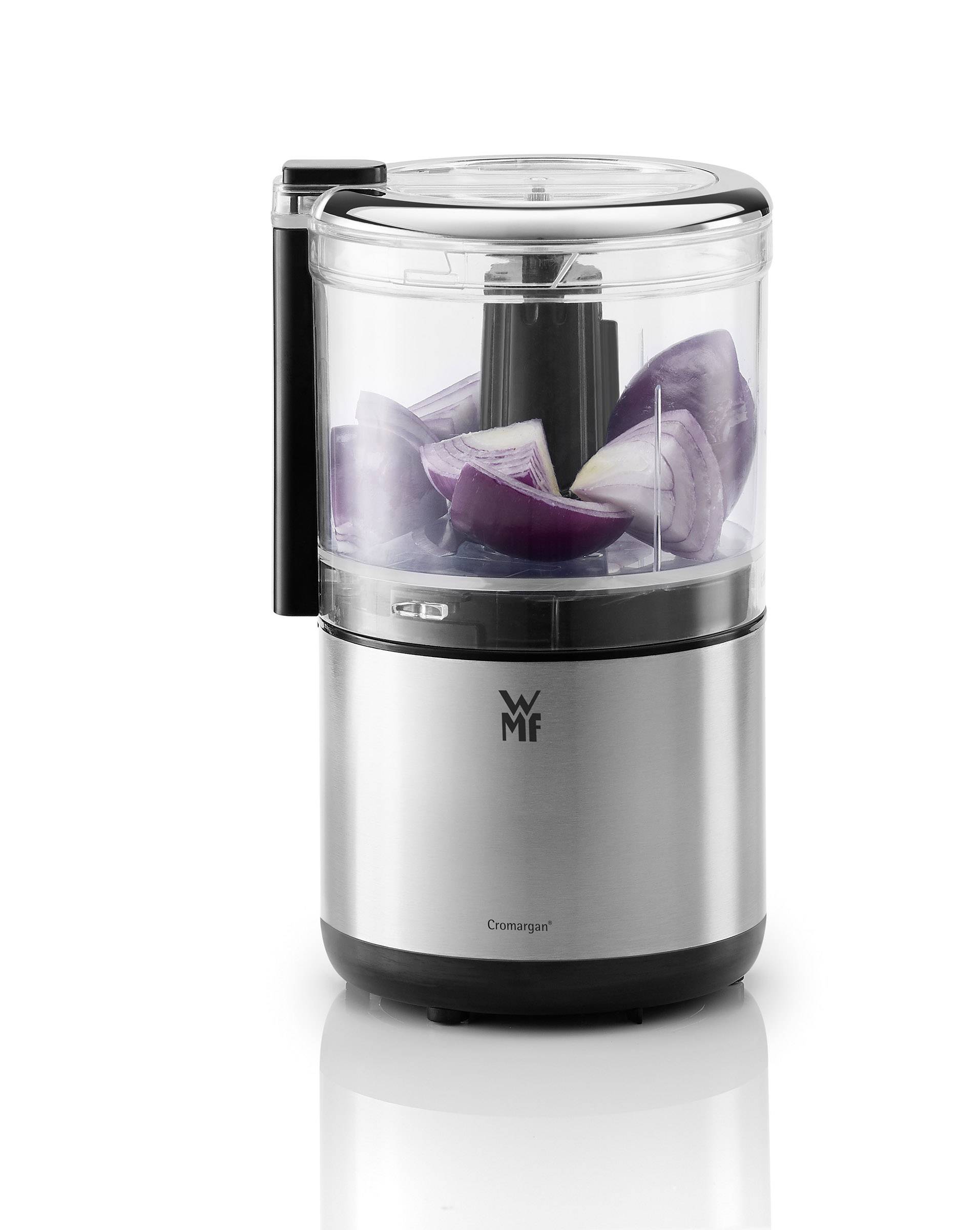 Un broyeur argenté avec un récipient transparent, rempli de morceaux d'oignons violets ; idéal pour les travaux de cuisine.