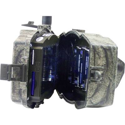 Une caméra de chasse ouverte avec des batteries visibles et des emplacements pour carte mémoire, montée dans un boîtier de camouflage.
