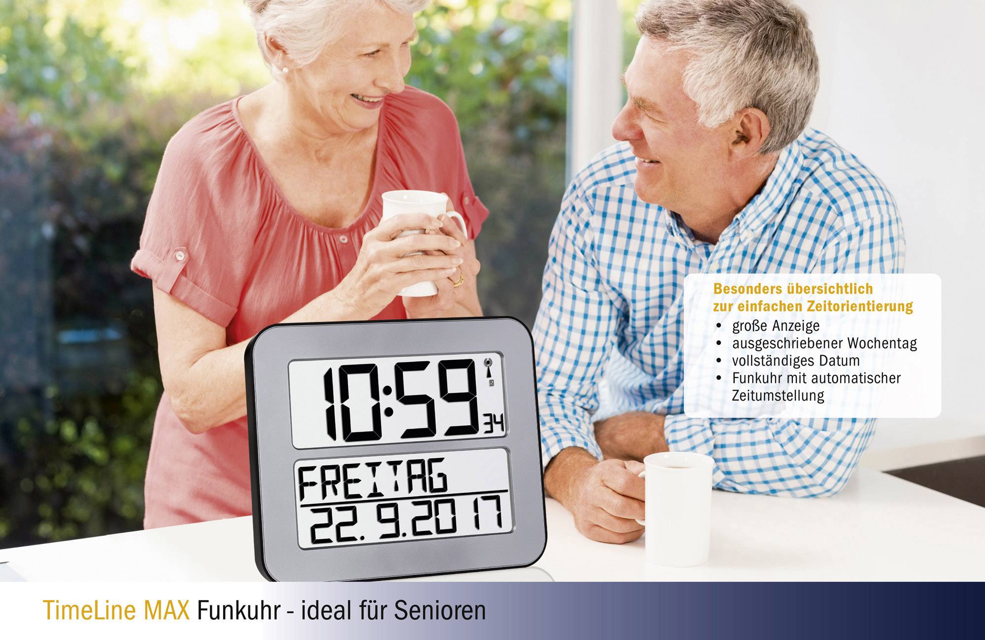 Une femme et un homme discutent et boivent du café. Au premier plan se trouve une horloge numérique radio avec la date 'Vendredi, 22.9.2017'.