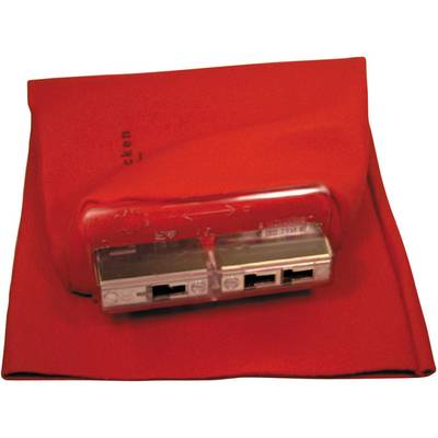 Un chiffon rouge avec un adaptateur de connexion internet, dont deux ports Ethernet sont visibles.