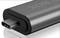 Un chargeur portable noir avec port USB-C, posé sur une surface réfléchissante.