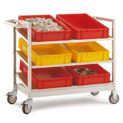 Un chariot blanc à deux poignées et trois étages. Sur les étages se trouvent des caisses rouges et jaunes, remplies de pièces métalliques.