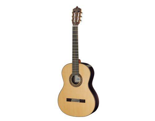 Guitare acoustique au corps clair. Elle possède six cordes et un trou de résonance orné d'une rosace.