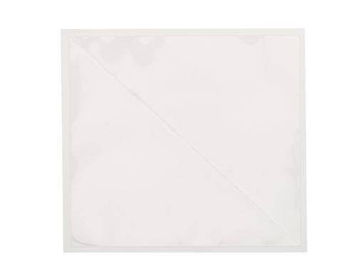 Serviette blanche, pliée en carré, lisse et propre.