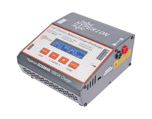 Chargeur Hyperion avec écran d'affichage, boutons pour le mode, le démarrage et l'entrée. Texte sur l'écran : 'H.V. BALANCE' et '16.8V 4.5A'.