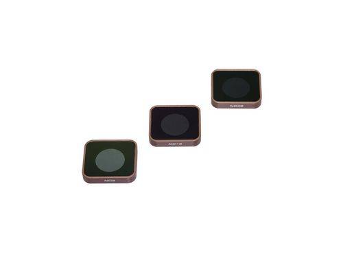 Trois filtres carrés pour appareil photo, avec des verres sombres et des cadres étiquetés, sont disposés côte à côte.