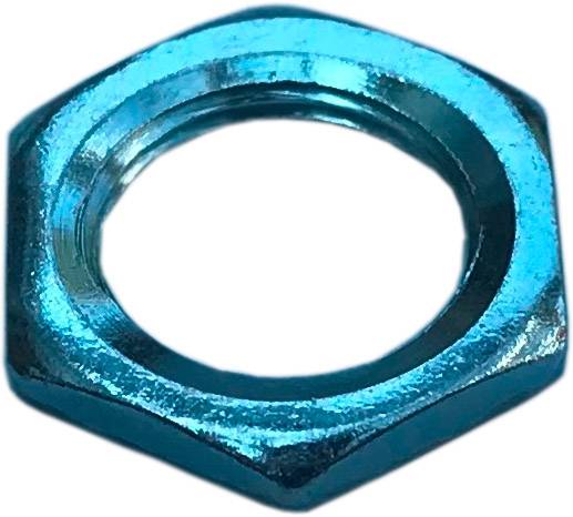 Une écrou hexagonal en métal en gros plan, avec un reflet bleuté.