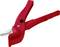 Ciseaux rouges coupe-tuyaux en PVC avec poignée en plastique et lame en métal, destinés à la coupe de tuyaux lors de travaux d'installation.