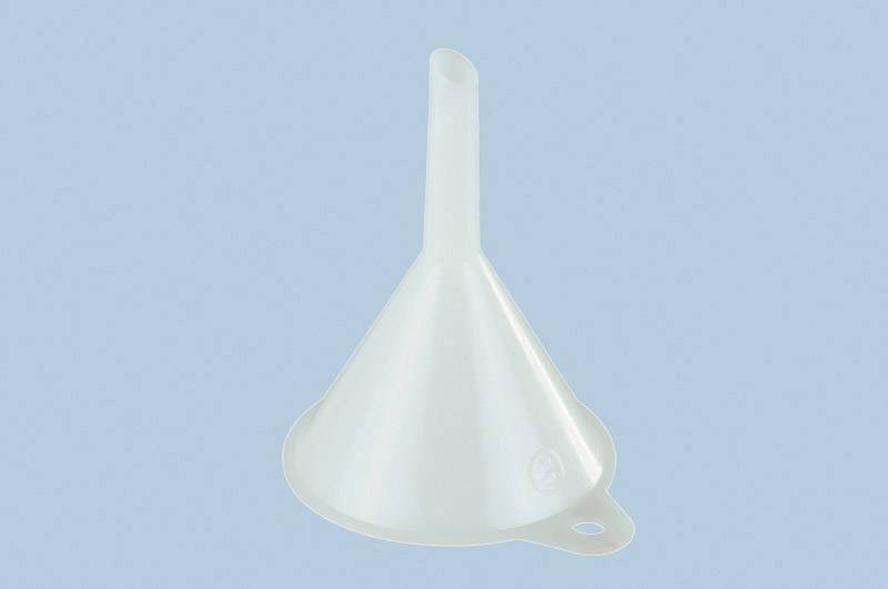 Un entonnoir blanc en plastique sur un fond bleu clair. L'entonnoir a une ouverture étroite et un bord large avec un trou de préhension.