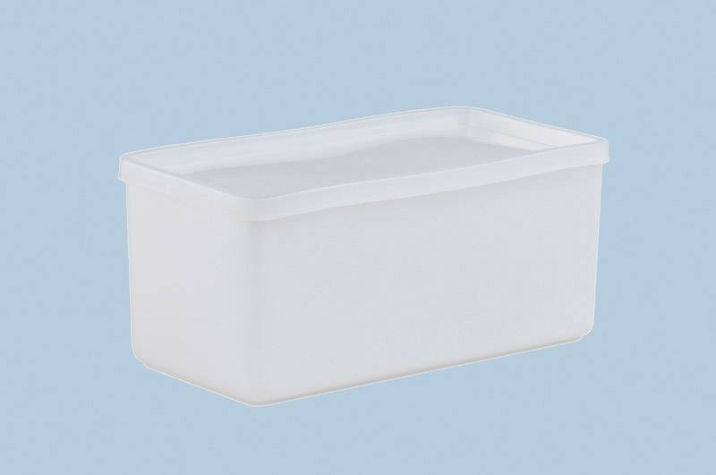 Un contenant rectangulaire blanc en plastique vide avec un couvercle, placé devant un arrière-plan bleu clair.