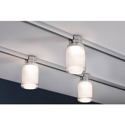 Trois luminaires cylindriques modernes sur des rails métalliques, éclairent uniformément la pièce.