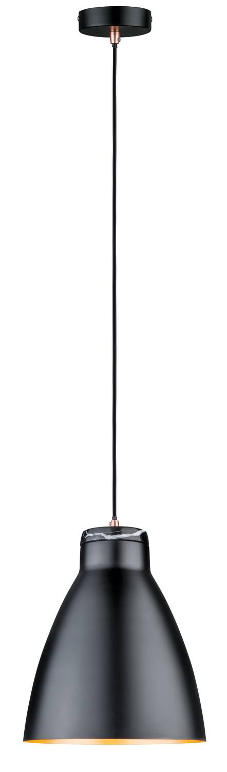 Une lampe suspendue noire, moderne, avec un long câble et un abat-jour conique est suspendue au plafond.