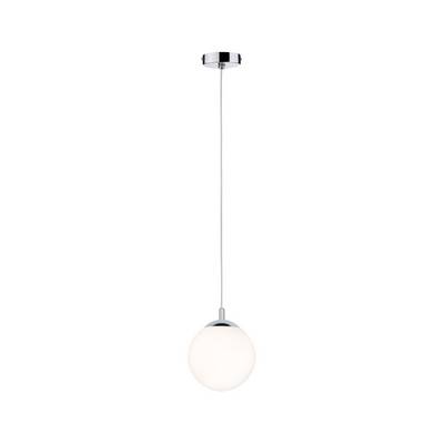 Lampe suspendue sphérique en verre blanc avec élément de fixation chromé, suspendue à un câble fin.