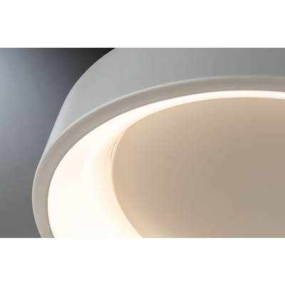 Gros plan sur un luminaire de plafond moderne et rond, émettant une lumière douce et chaleureuse. La lampe présente un design épuré et élégant.