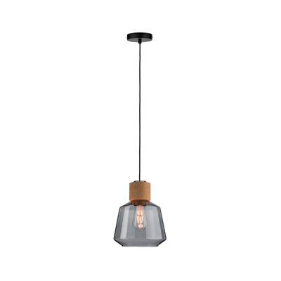 Un luminaire suspendu pendulaire avec câble noir, détail en verre transparent et en bois. Design minimaliste pour un environnement moderne.