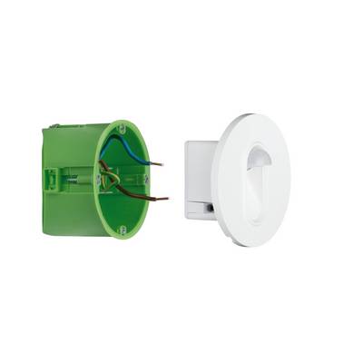 Boîte d'encastrement verte avec fils électriques à gauche, élément mural LED blanc à droite, tous deux préparés pour l'installation.