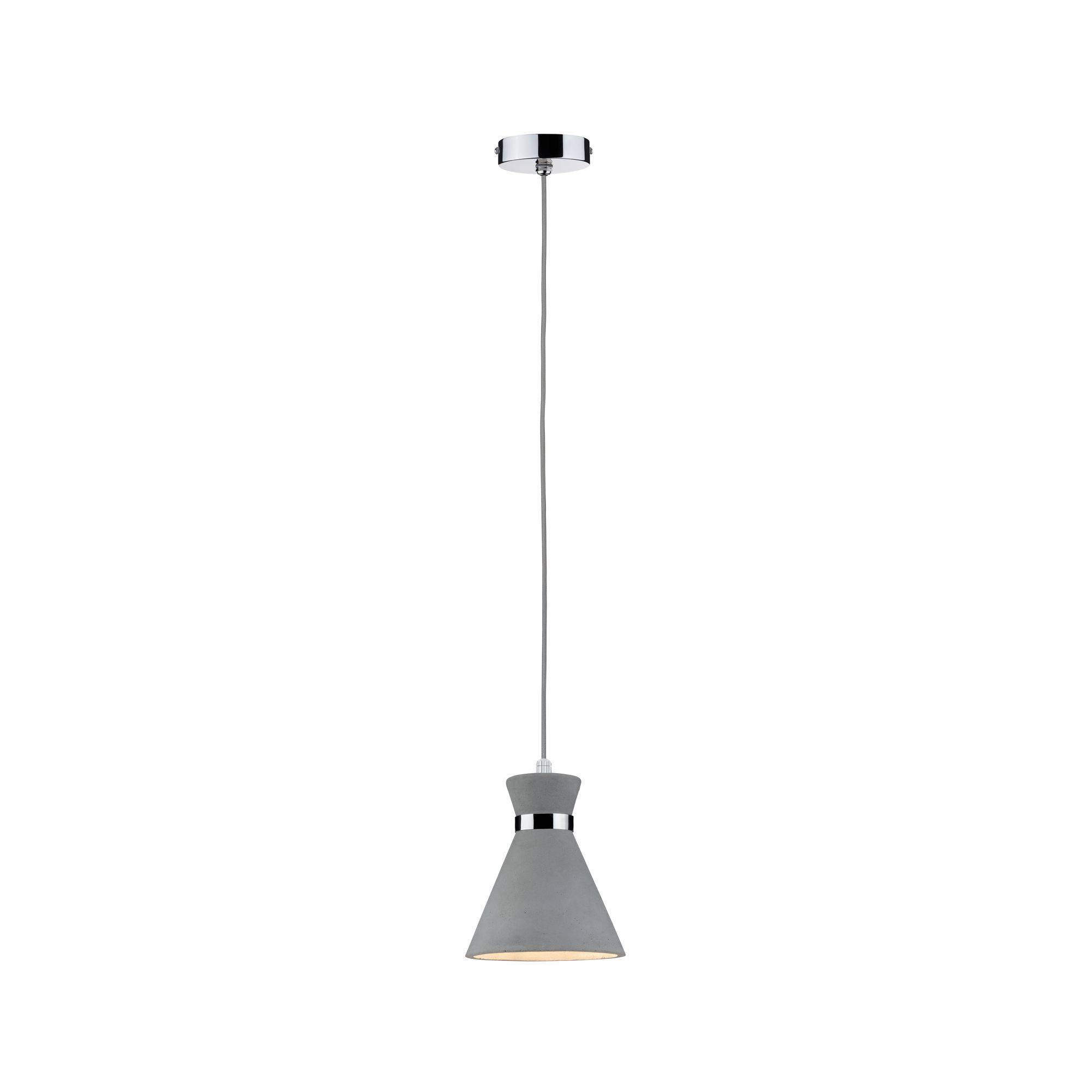Lampe suspendue grise, conique, avec des touches chromées, fixée à un long câble, adaptée aux espaces intérieurs modernes.