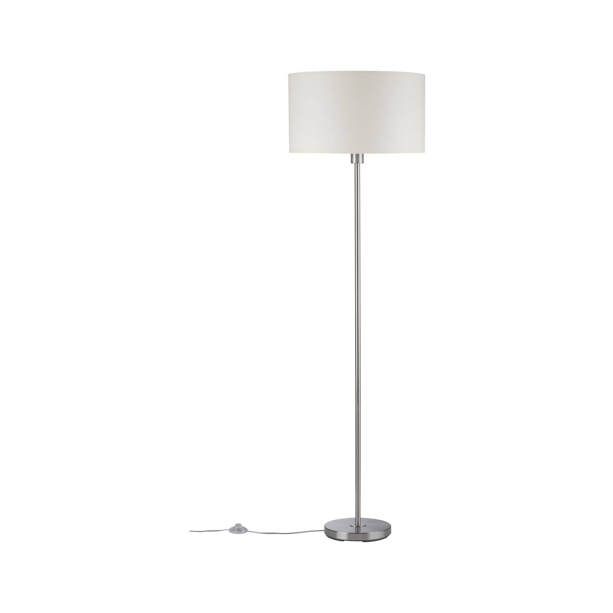 Lampadaire au support élancé en argent et à l'abat-jour blanc. Câble et interrupteur visibles au sol.