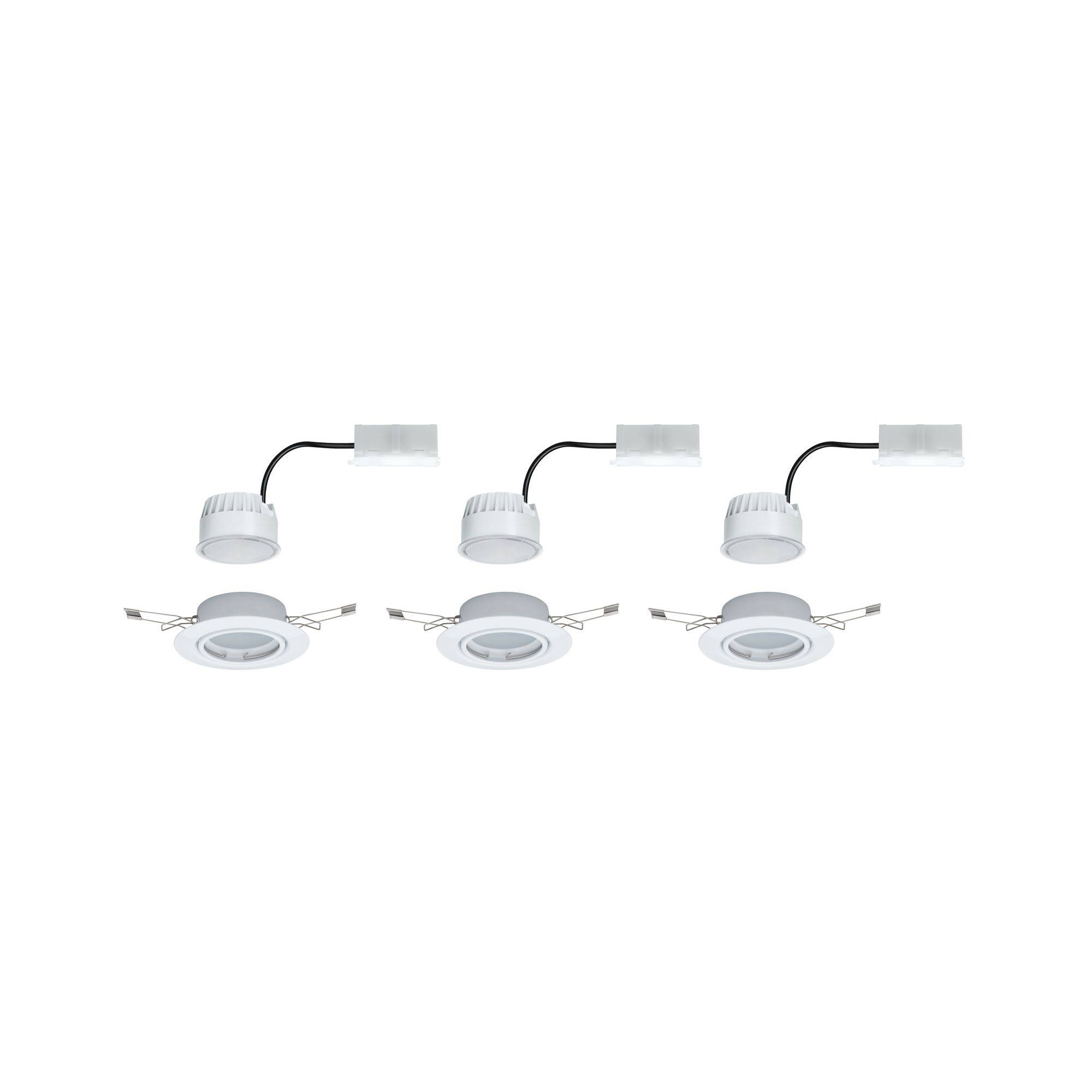 Trois spots encastrables blancs de forme circulaire, représentés en ligne horizontale. Câbles électriques et boîte de connexion visibles.