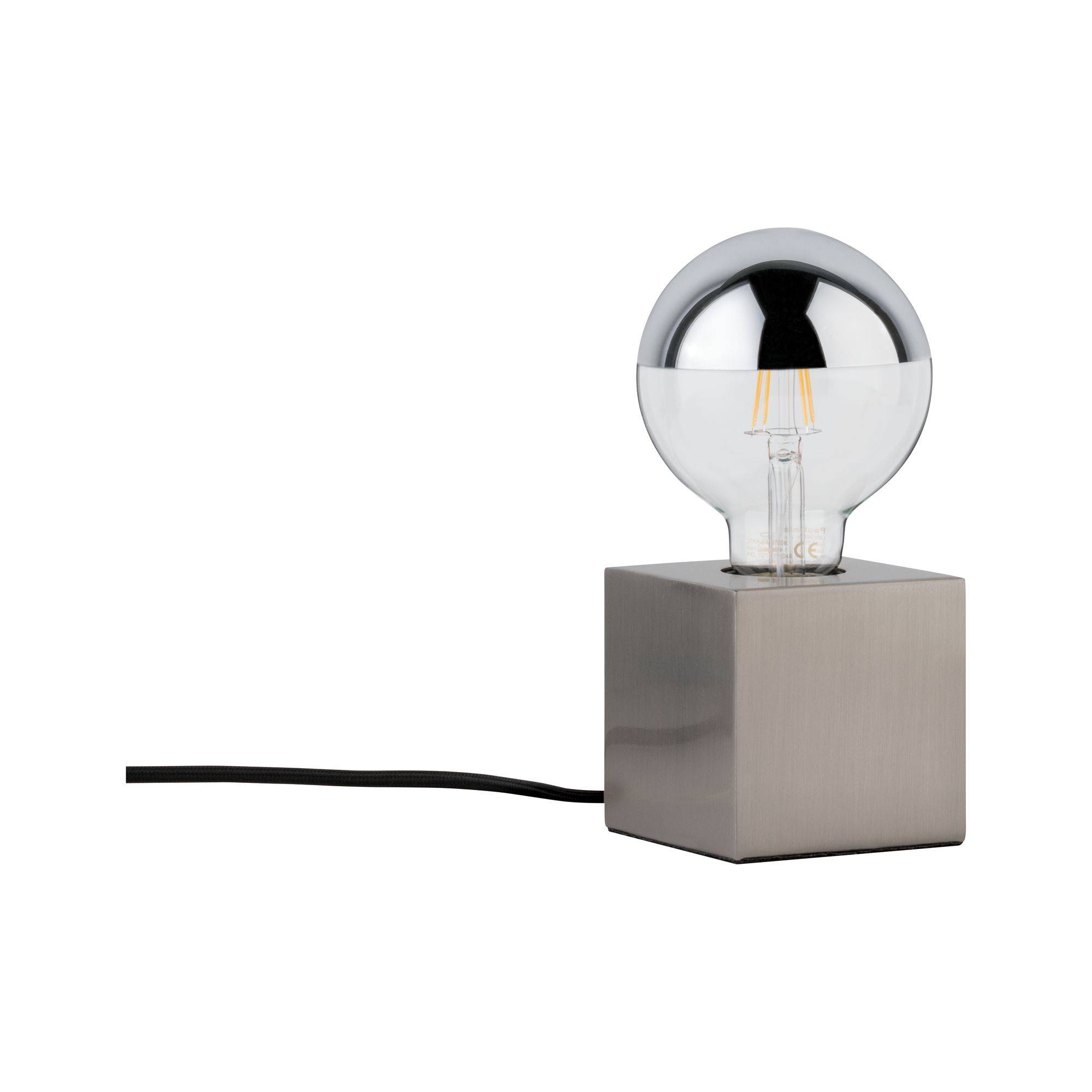 Lampe de table moderne avec socle carré en métal et ampoule sphérique aspect chrome, branchée sur un câble noir.