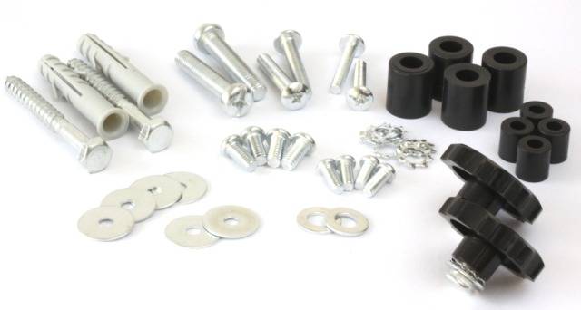 Différents matériaux de montage tels que des vis, des chevilles, des rondelles et des entretoises en plastique sur fond blanc.
