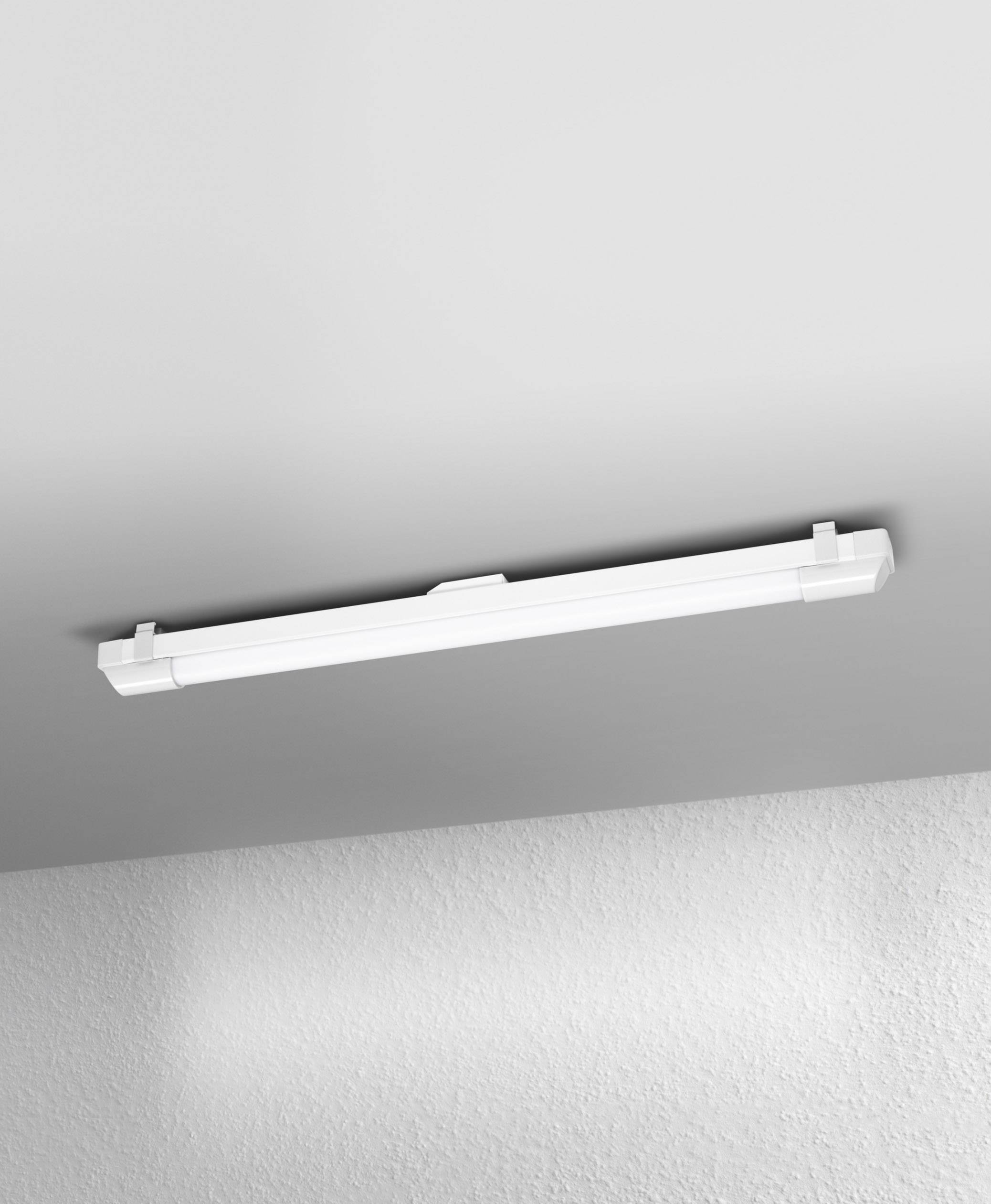 Un plafonnier LED rectangulaire fixé à un plafond blanc. Le luminaire présente un design épuré et moderne, diffusant une lumière uniforme.