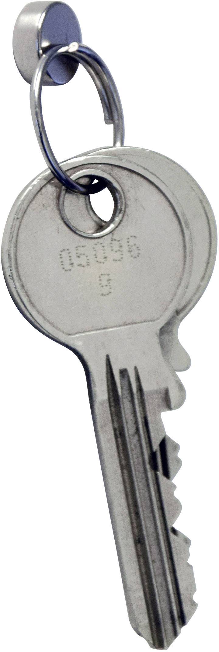 Une clé en argent sur un anneau à clés relié à une chaîne en argent. La clé porte un numéro de série gravé.